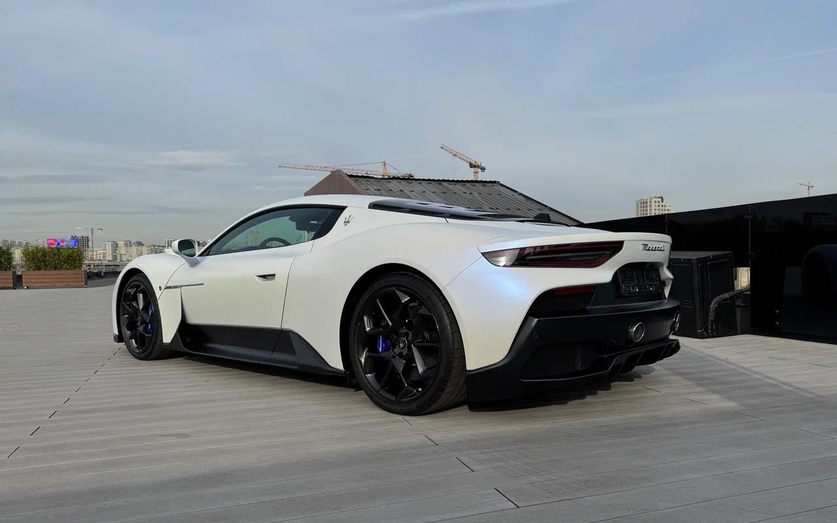 Autonews📷Единственная проблема - машина уж ооочень нзкая. Во время тест-драйва создавалось впечатление, что каждый мелкий камень из-под колес впереди идущего автомобиля летел в наше лобовое