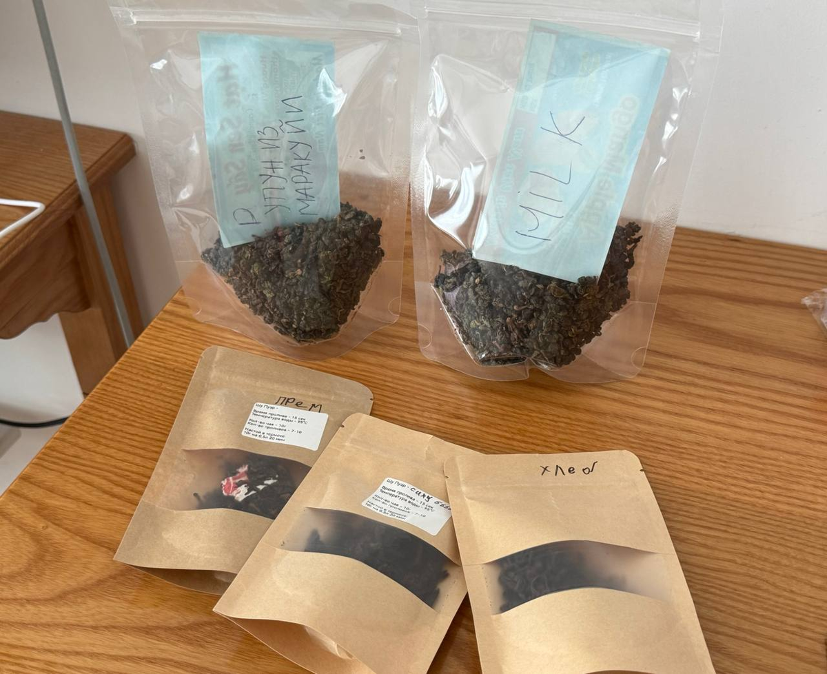 Моя коллекция зеленого и черного чая) Зеленый беру на развес на рынке: молочный улун и улун с маракуей, а черный в чайной лавке, где есть разные сорта