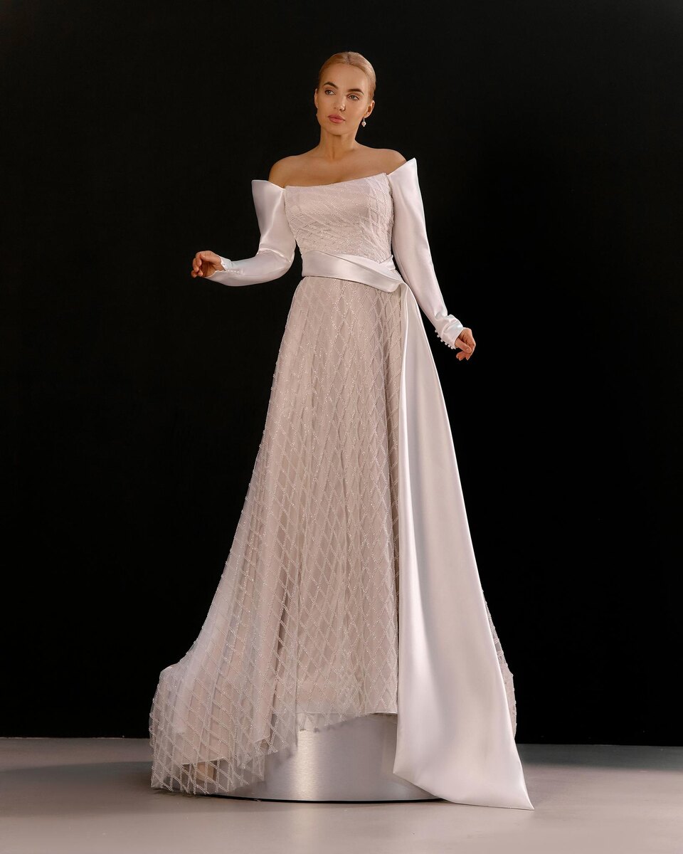 Комплиментарное платье с асимметричным поясом, фактурой в виде глиттерной клетки, мягкая геометрия линии плеч несомненно украсит Натурала. MIRONO'VA KSENIA COLLECTION