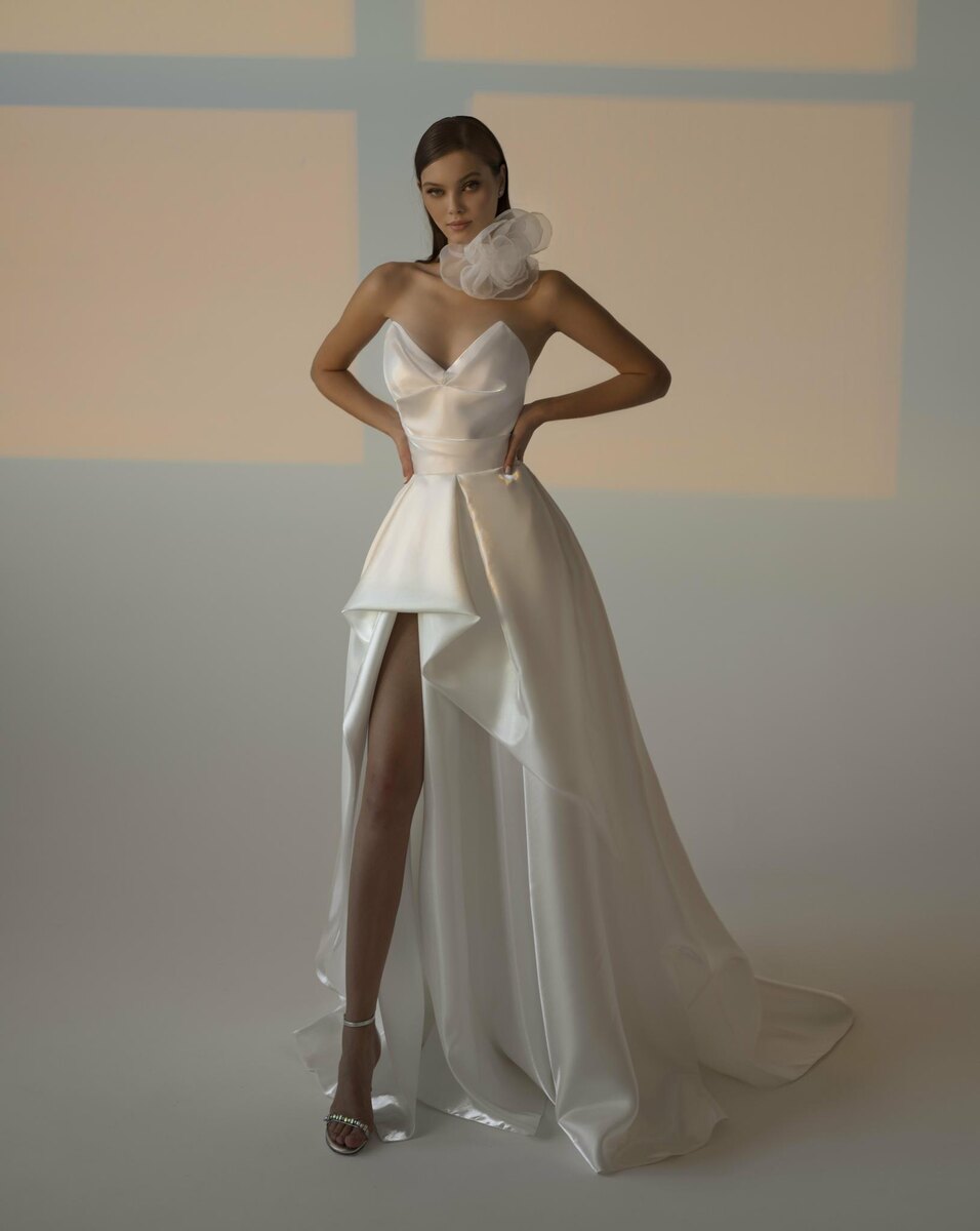 Платье с V-образным вырезом и асимметрией в юбке. Та самая мягкая геометичность. Коллекция MIRONO'VA VELARIA