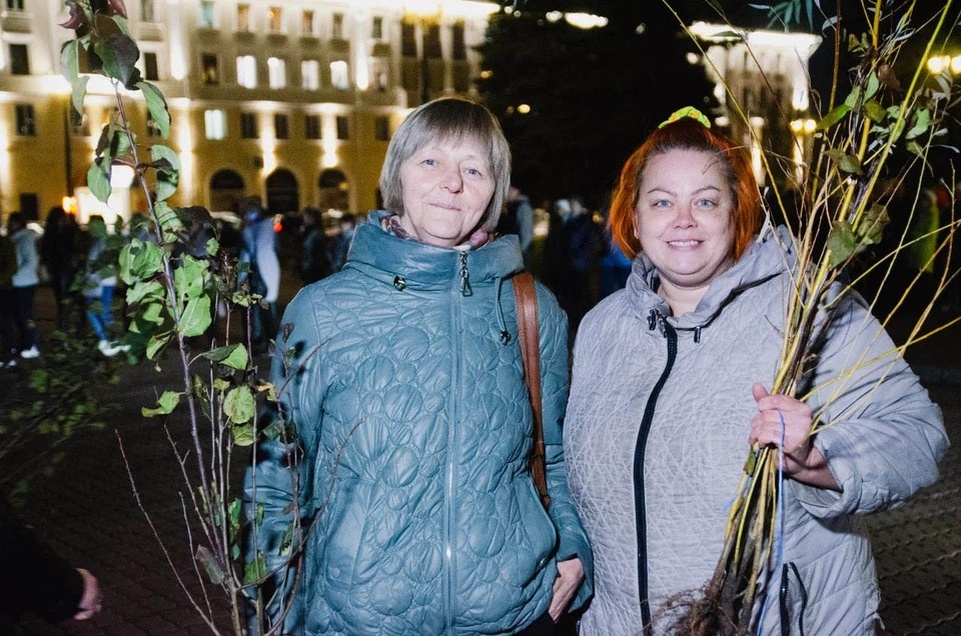    Этими деревьями соседки Ольга и Марина украсят свой двор на улице Мира. Евгений ЗИМИН