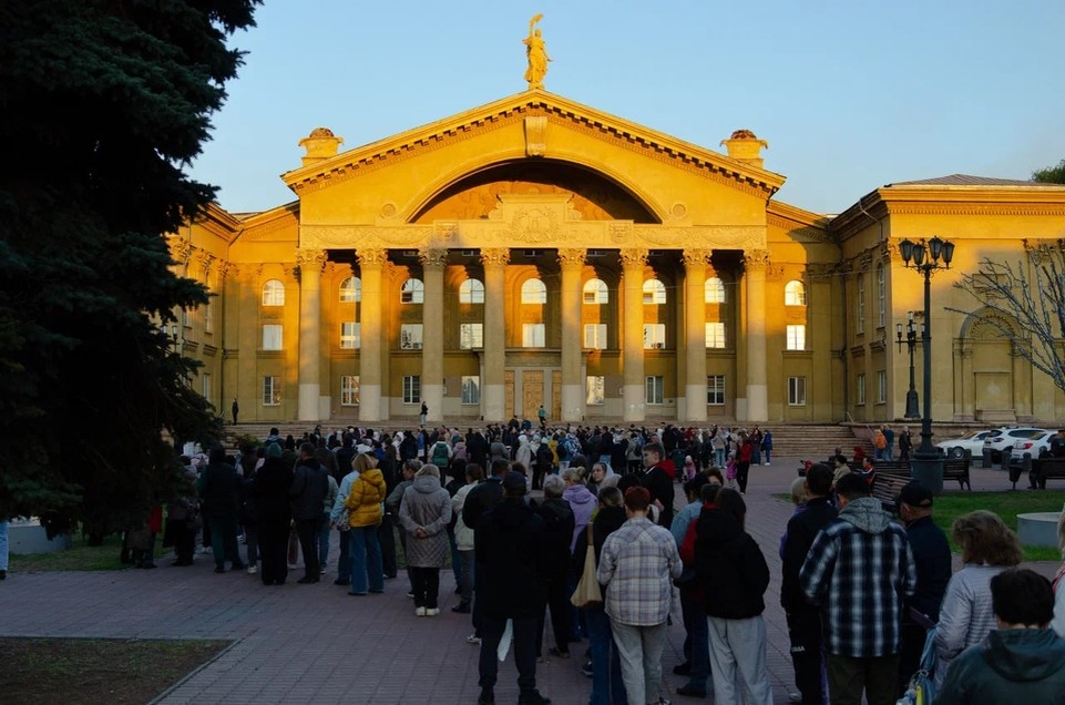    Очередь за саженцами жители Металлургического района занимали еще засветло. Евгений ЗИМИН