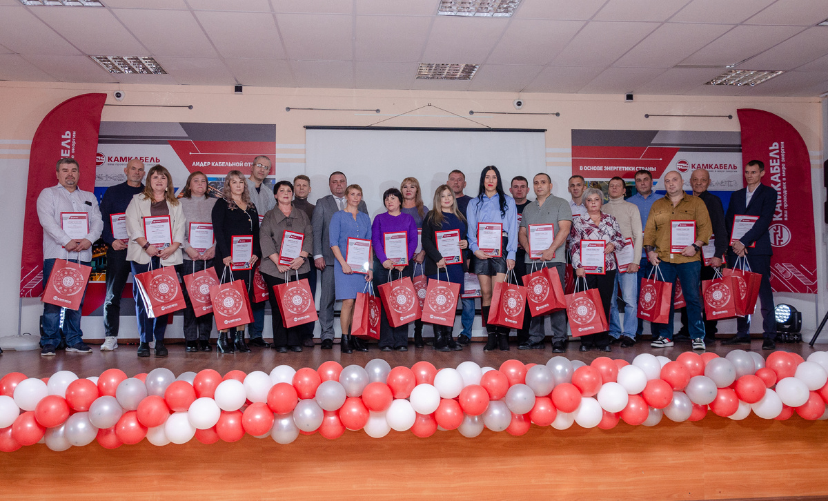 Сотрудники производственных подразделений, чьи портреты занесены на заводскую Доску почета в День работника кабельной промышленности 25 октября 2024 г.