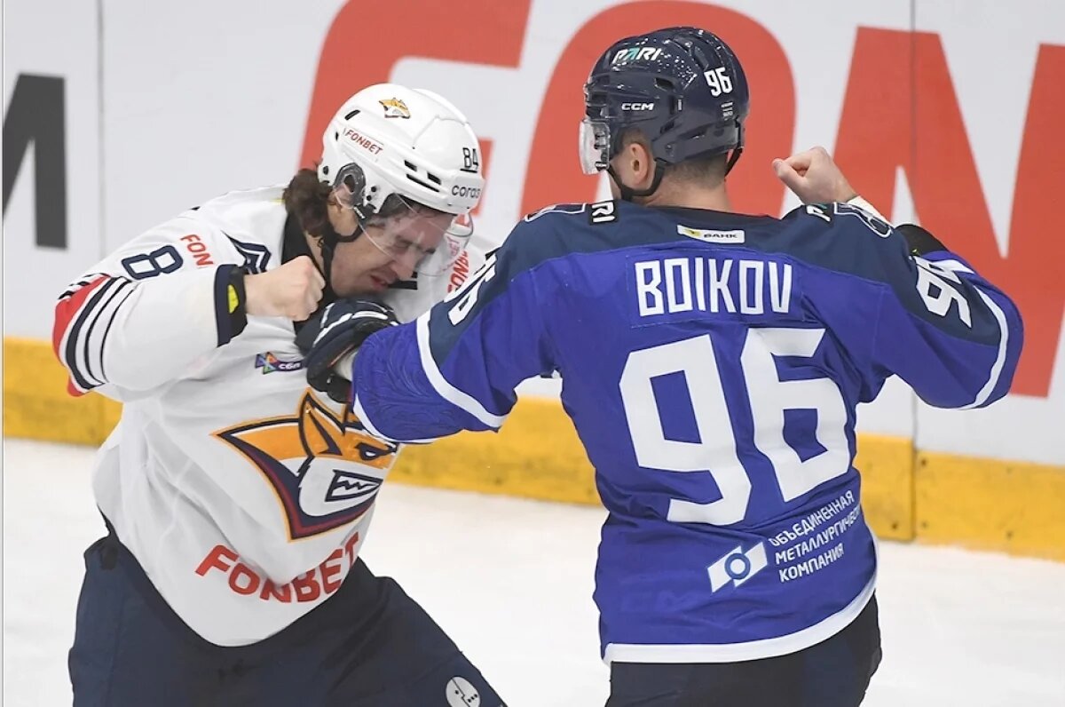    Разбираться на льду начали торпедовец Сергей Бойков и "сталевар" Михаил Федоров. Дальше - больше...