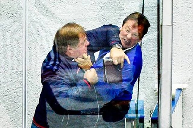    Скудра и Попихин подрались прямо на тренерской скамейке. Фото: Скриншот