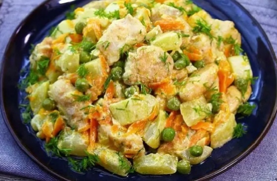 Курица с кабачками, зелёным горошком и сливками