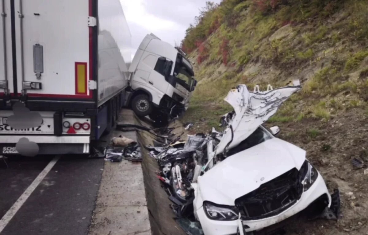    Под Туапсе в ДТП с большегрузом погибла семья из четырех человек