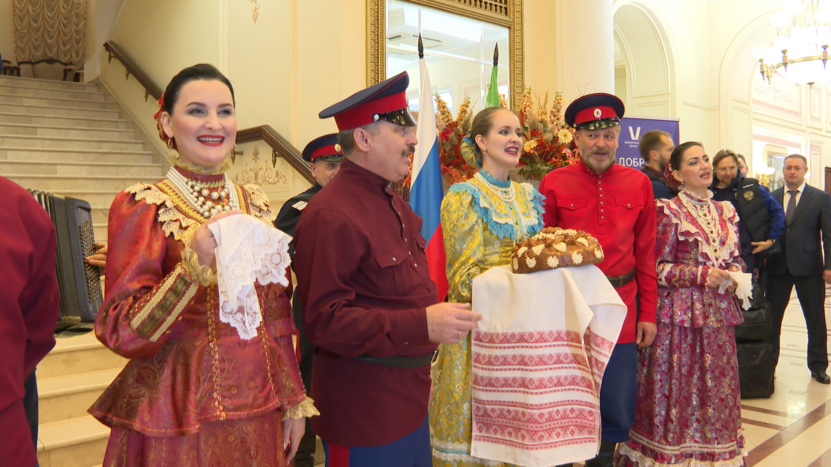 Все картинки из доступных источников.     Так встречают сборную России в Волгограде.