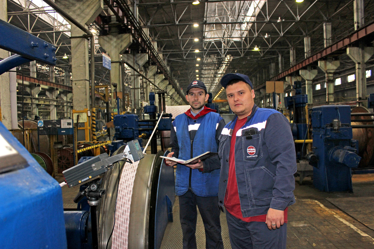 Слесари по КИПиА К. В. Ладыгин и К. О. Пушкарев отслеживают показатели эталонного лазерного измерителя длины и скорости