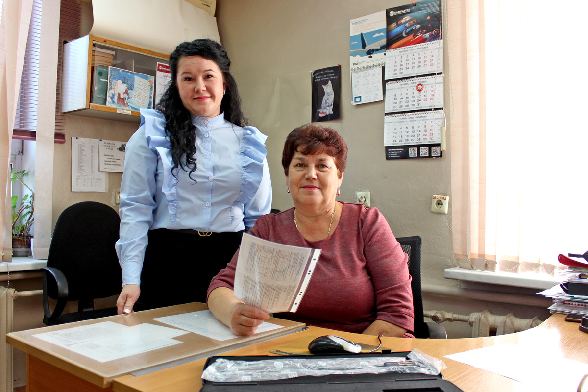 Е. В. Ибрагимова перенимает опыт у Л. Н. Фазлиахматовой и каждый день узнает много новой интересной информации