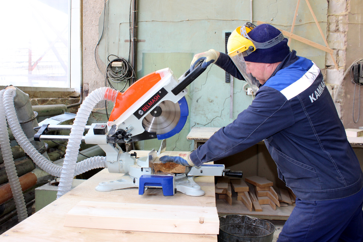 Сборщик изделий из древесины Е. А. Еленский работает на новом станке