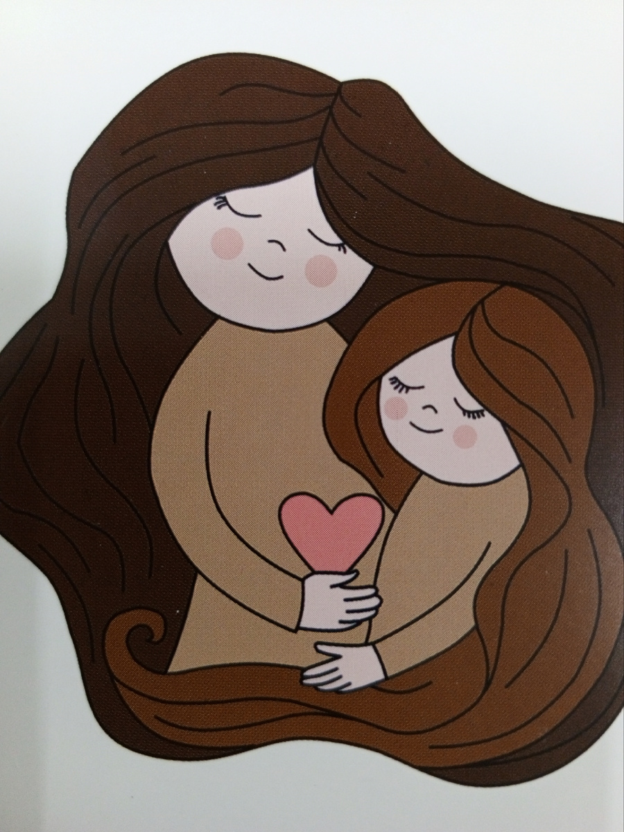 Снова день бежит по кругу, суета и голоса,
Но в душе моей, как будто, затянулась полоса.
Я ищу твой номер в списке, просто чтобы услыхать,
Как ты тихо скажешь: «Здравствуй, я всегда умею ждать».
И слова летят несмело, те, что в сердце берегу…
Помню, в детстве все казалось проще, ярче и светлей,
Ты читала на ночь сказки, делала меня сильней.
А теперь я стала взрослой, но, как много лет назад,
Мне так нужен твой спокойный, твой всепонимающий взгляд.
И когда на сердце тяжесть, я к тебе одной бегу.
За сестру, за смех её, за свет в её глазах,
За то, что ты нас создала, развеяв всякий страх.
За каждый миг, за каждый вздох, за силу твоего тепла,
Спасибо, мама, что для нас ты этот мир спасла.
Мама, я тебя очень…
Заблокируй мои страхи, убери мою боль.
Словно ангел среди ночи, ты играешь эту роль.
Ты подарила мне сестру — красавицу и умницу,
И теперь я не одна на этой шумной улице.
Спасибо, что ты рядом, сквозь дожди и холода.
Мама, я тебя очень… буду любить всегда.

