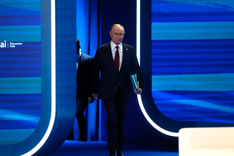    «Путин наконец сказал то, что я тоже от него давно ждал. Мы не можем отказываться от ООН, потому что другого ничего нет. Ну давайте закроем ООН, и что? Я всегда говорю, что Путин будет до последнего пытаться сохранять и ООН, и универсальное международное право».   
Фото: kremlin.ru