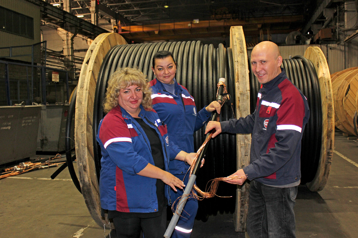 Мастера участка сдачи готовой продукции Е. О. Беклемышева, А. С. Ширинкина, старший мастер Г. И. Горбунов 