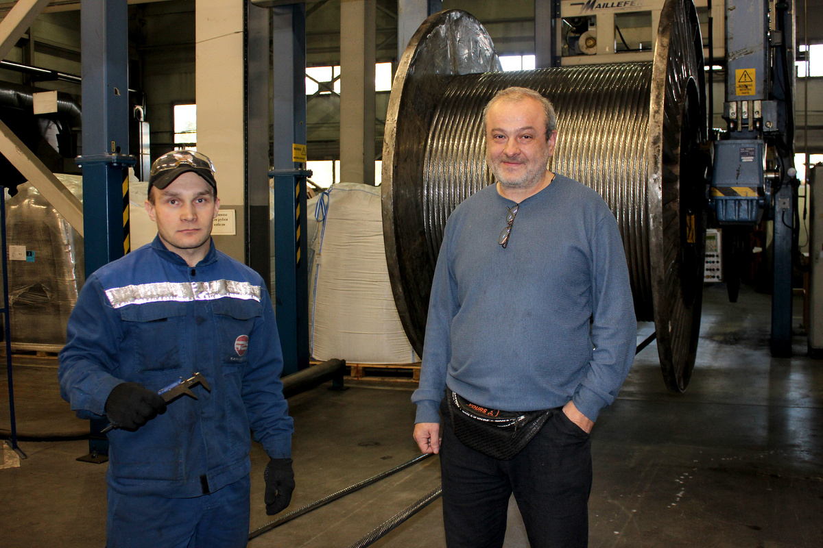 Опрессовщик кабелей и проводов пластикатами и резиной С. С. Серебров, ведущий технолог СГТ С. Л. Борисов 