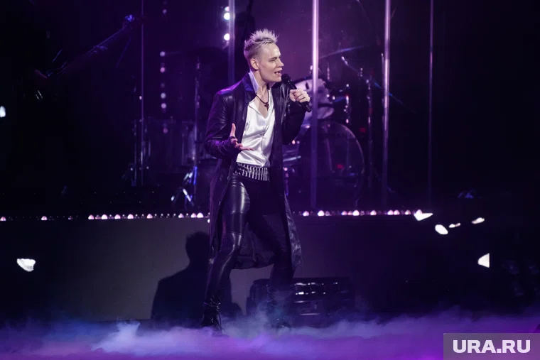 Ким Чен Ын приобнял Shaman на сцене после концерта
Фото: Илья Московец © URA.RU