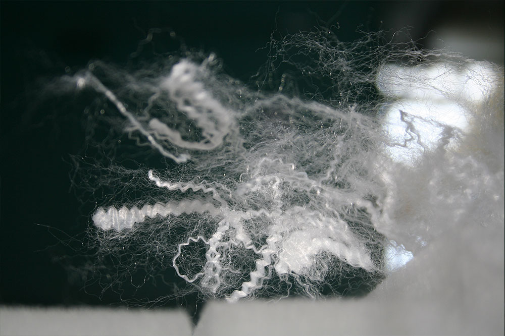 Холлофайбер® удерживает большое количества воздуха как между своими волокнами, так и внутри них, создавая мощный термоизолирующий слой. Фото с сайта hollowfiber.ru. 