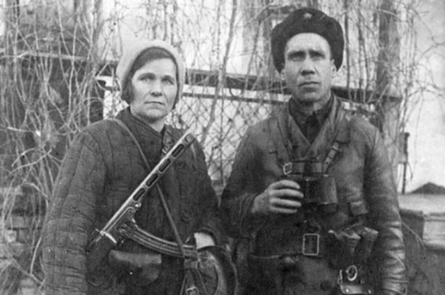    Петр Карпович и Елена Ивановна Игнатовы в партизанском отряде. Фото: Из архива/ artillery-museum.ru