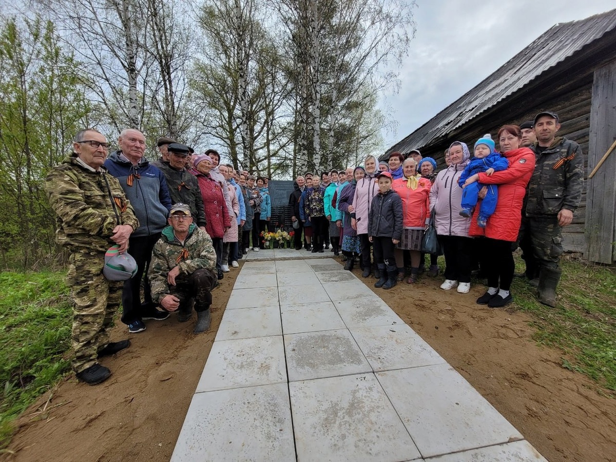 8 мая, бывшие и нынешние жители деревни Квашур  на митинге, посвящённом 80- летию   Победы в Великой Отечественной войне, у памятника погибшим землякам в годы войны.