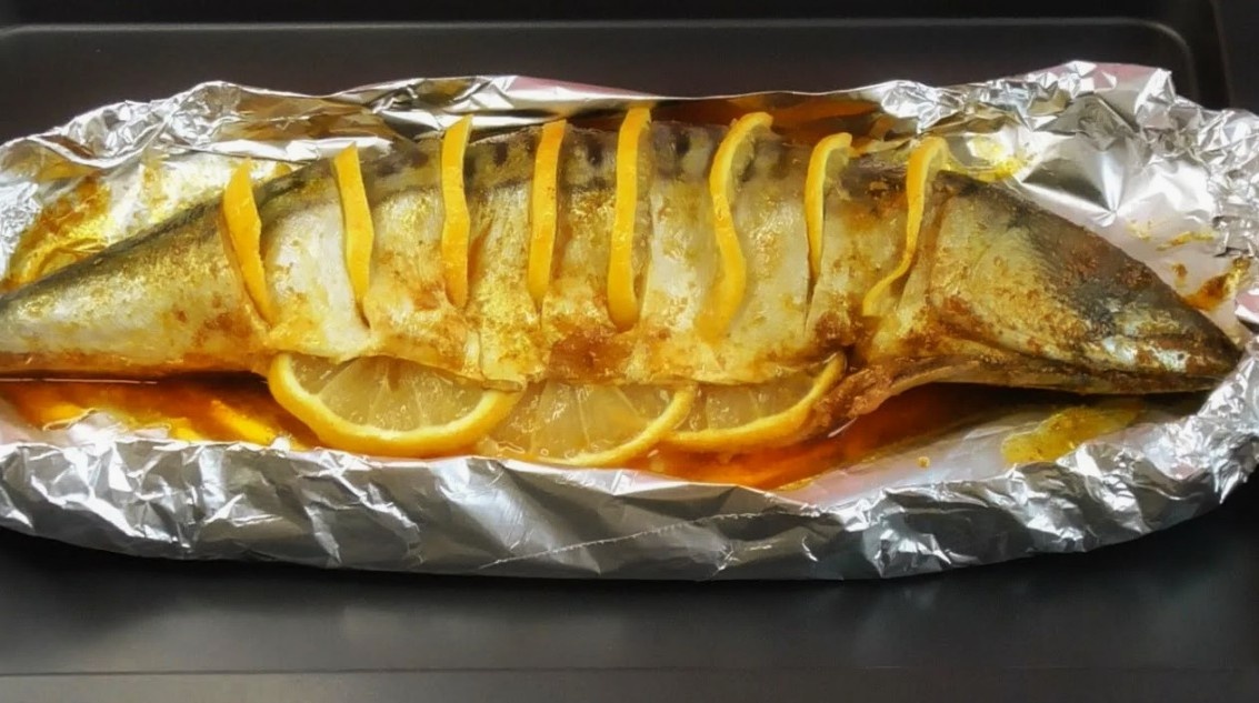 запеченная скумбрия на противне с лимоном