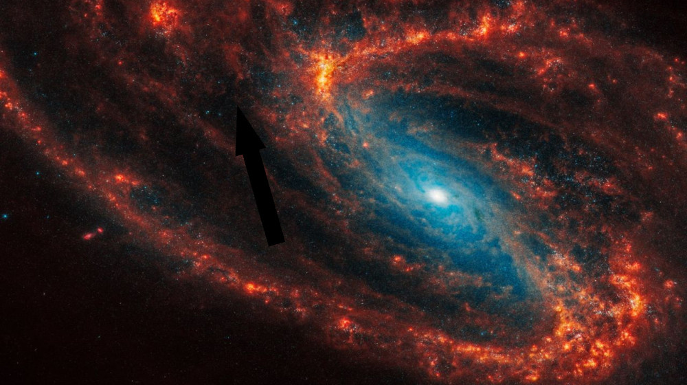    Необычное открытиеJames Webb обнаружил гигантский след черной дыры в галактике