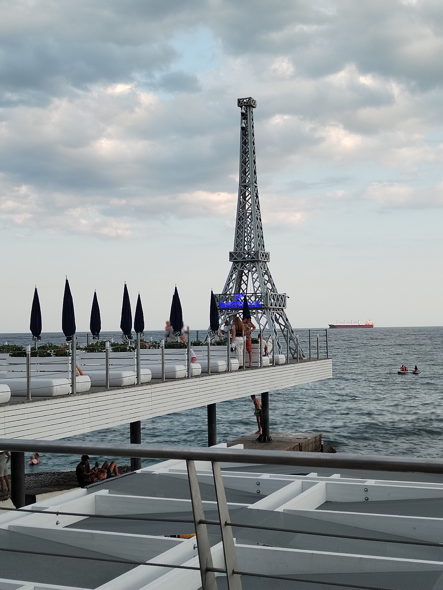 Знаменитый Массандровский пляж в Ялте. Фото автора. 