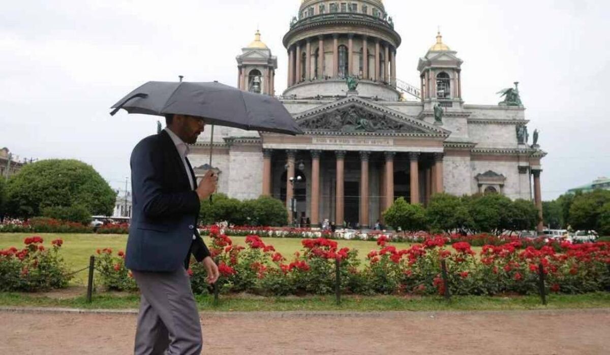     Мужчина под зонтом в Петербурге. Источник: spb.kp.ru Автор фото: Артём Килькин