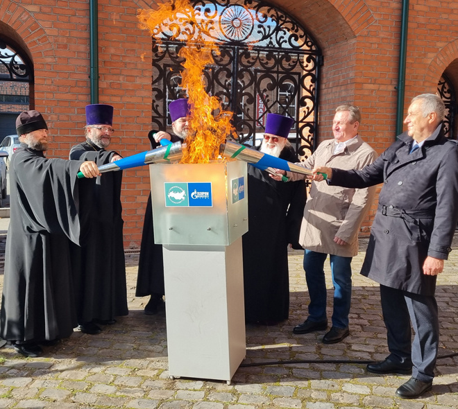 Торжественный момент пуска газа в Тихвинский храм