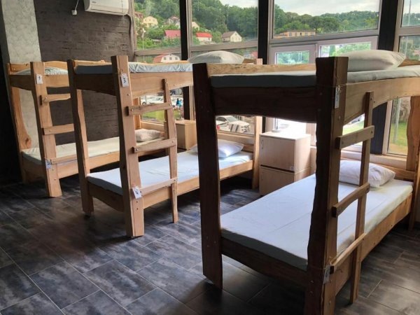 Вот в такую комнату меня поселили. По виду из окна можно (наверное) догадаться, что аэропорт в двух шагах