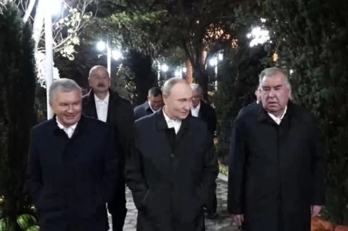    Появились кадры прогулки Путина и лидеров СНГ в Душанбе