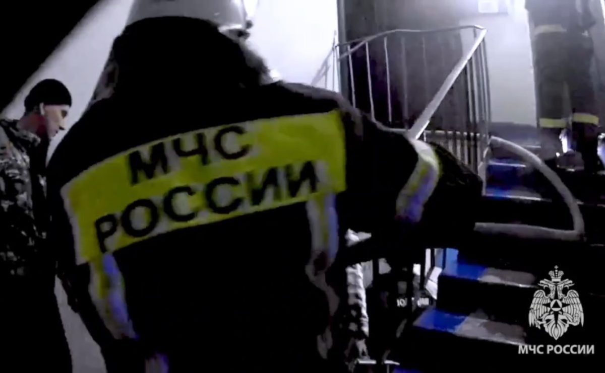    Огнеборцы спасли хозяина квартиры, а также эвакуировали 25 жителей дома