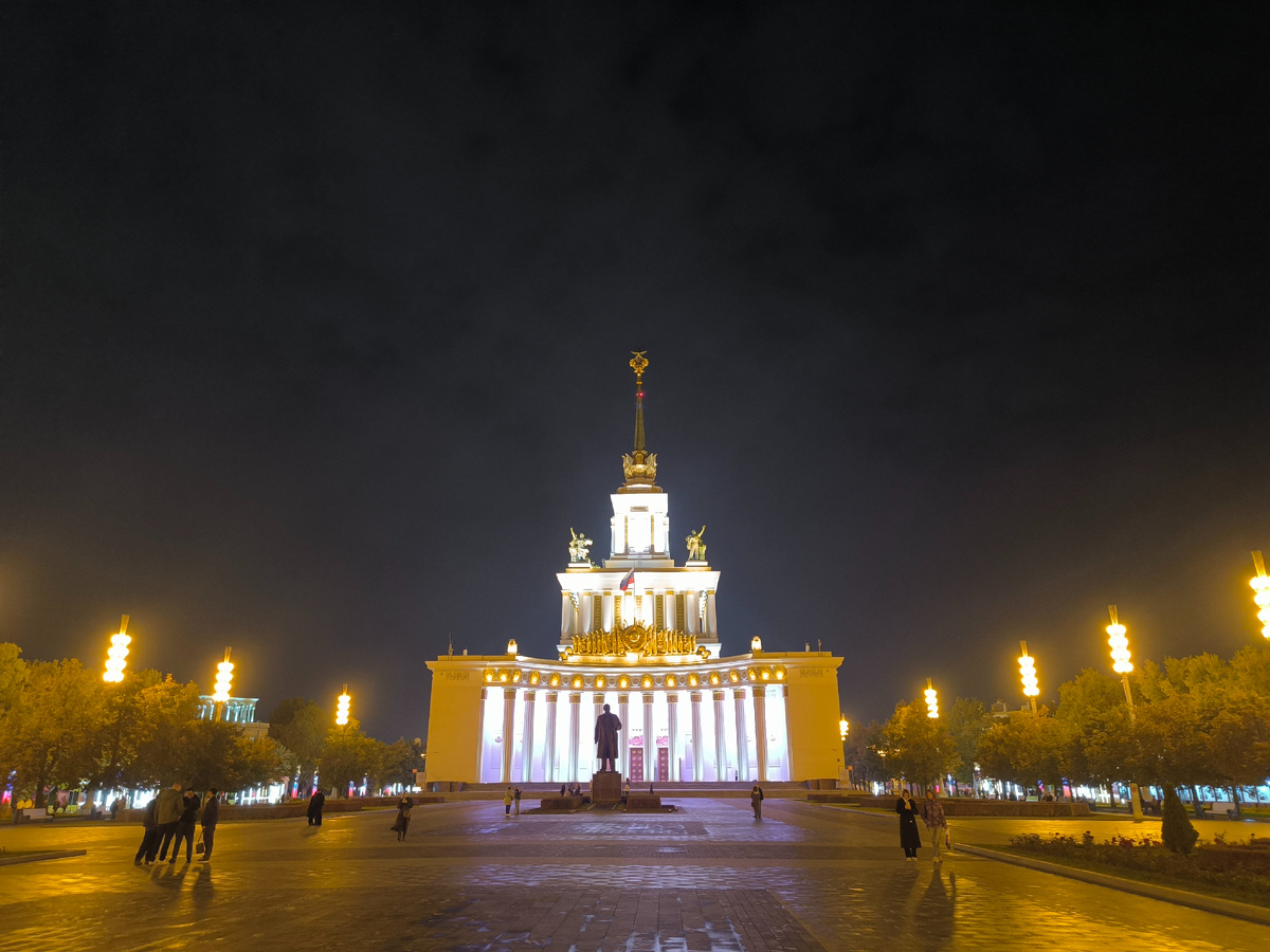 Вид на Центральный павильон и статую Ленина