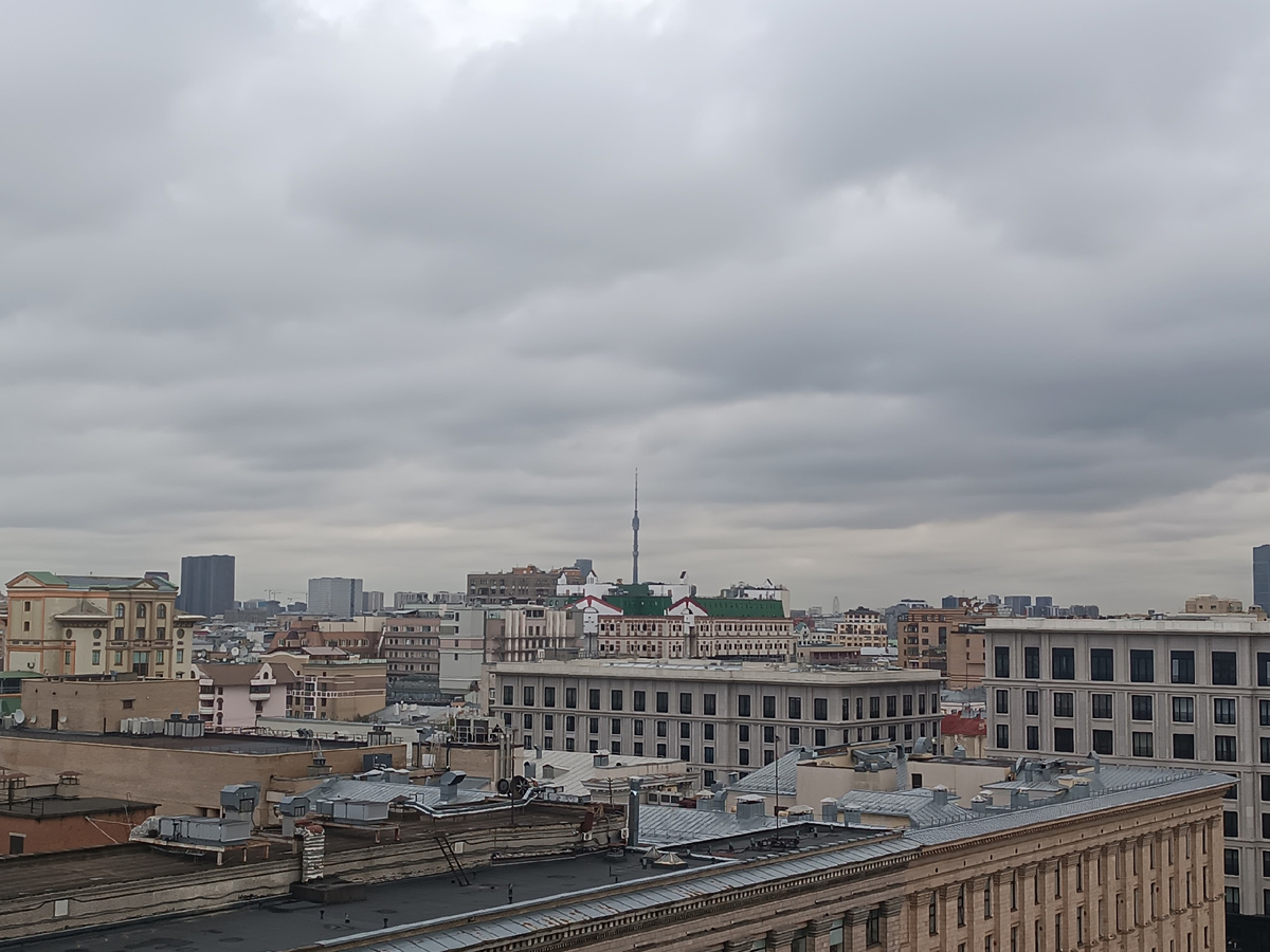 Со смотровой площадки гостинцы "Пекин" видно Отсанкинскую башню...