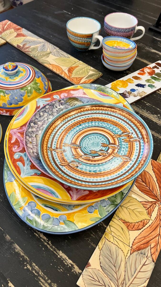 Разные работы в процессе, плитка, посуда лежат на столе... 