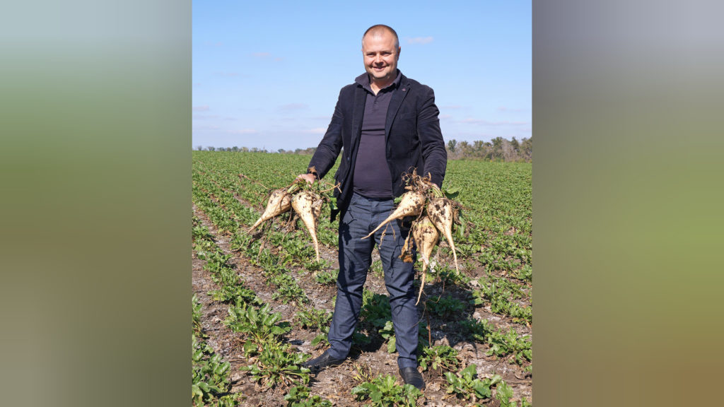    Максим Заноза со своими сладкими "корешками". Фото Архипа Ларченко. Владимир Головенко