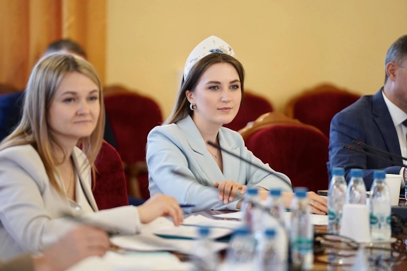 Ксения Горячева на работе в «кокошнике»/life.ru