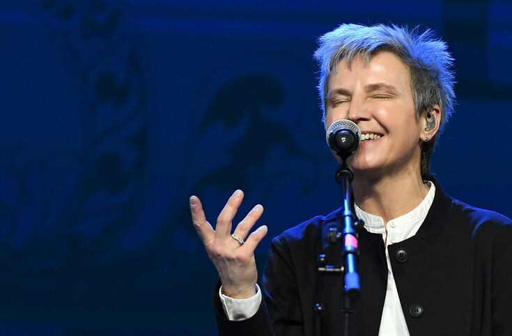 На сцене Светлана Сурганова. Фото Яндекс.Картинки. 