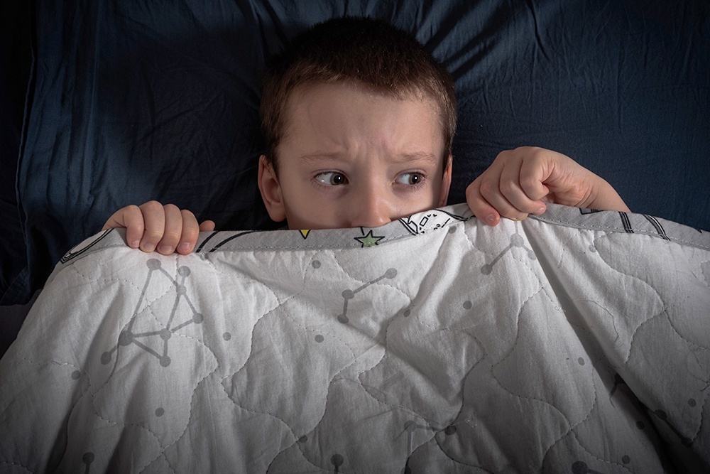    Дети боятся темноты из-за развитого воображения и страха одиночества. / Фото: iStock