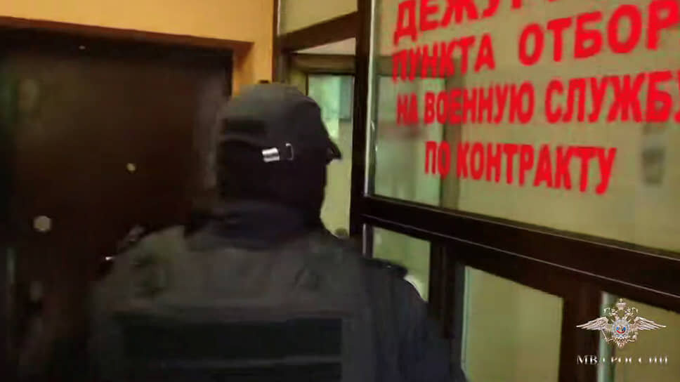 Сотрудники ГУ МВД по Санкт-Петербургу и Ленинградской области на пункте отбора на военную службу по контракту с которого, предположительно, отправляли бойцов на СВО по фиктивным документам.📷Фото: Telegram-канал Ирины Волк