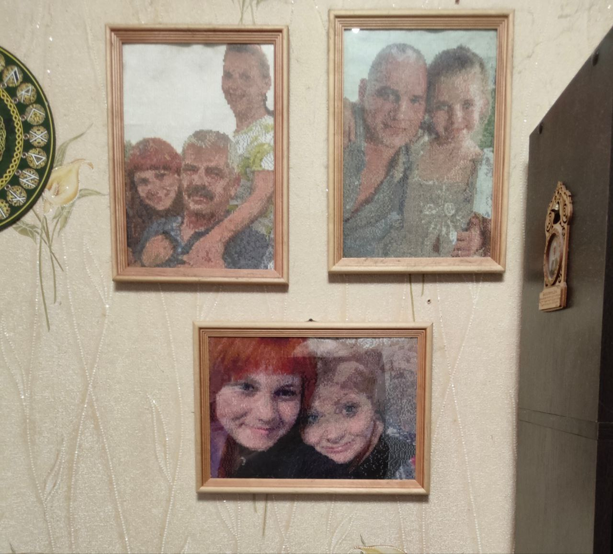 я сфотографировала очень близко, поэтому видны"пиксели-крестики". Издали -это круче смотрится. Представляете, сколько это "крестиков"? Не один десяток тысяч...