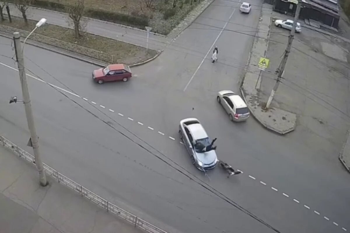    Спешащий на урок школьник влетел в «Тойоту» на электровелосипеде