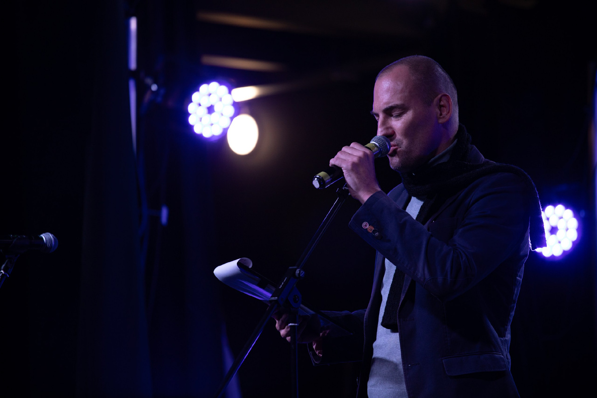 Алексей Кольчугин на Вечере мурманской поэзии в рамках фестиваля Капитан Грэй 2025