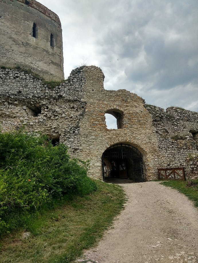 Чахтицкий замок https://www.tripadvisor.com/Attraction_Review-g1784995-d2688004-Reviews-Cachtice_Castle-Cachtice_Trencin_Region.html