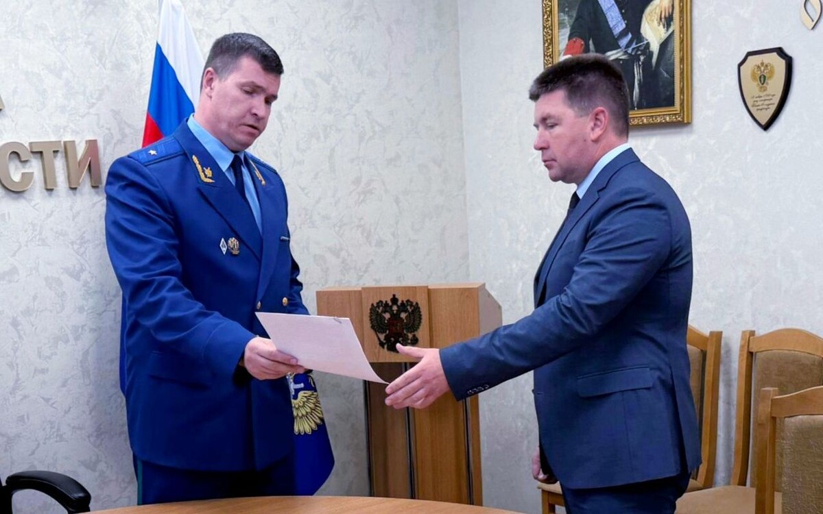    Прокурор Липецкой области объявил мэру Липецка Ченцову предостережение из-за аварийного жилья Фото: прокуратура Липецкой области