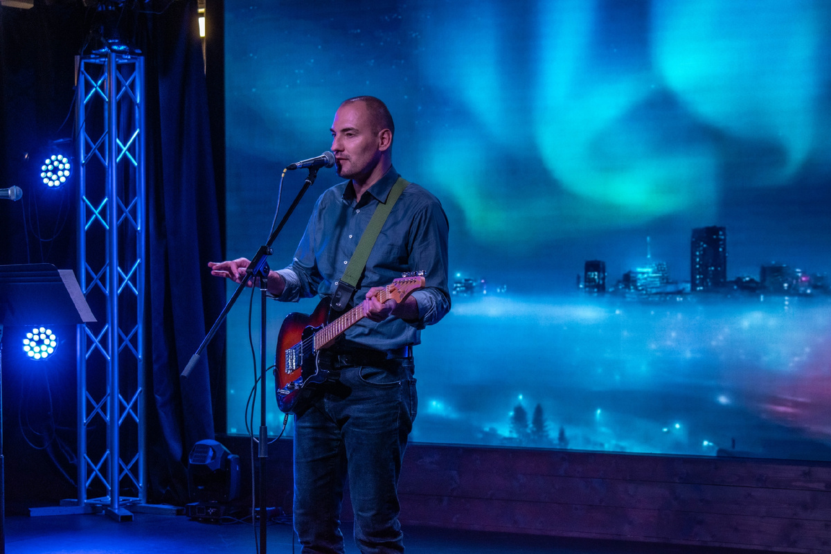 Алексей Кольчугин на Вечере саунд-поэзии "Осознанные сны" в мурманском Центре современного искусства