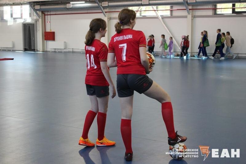    Девушки с мячом в спортзале