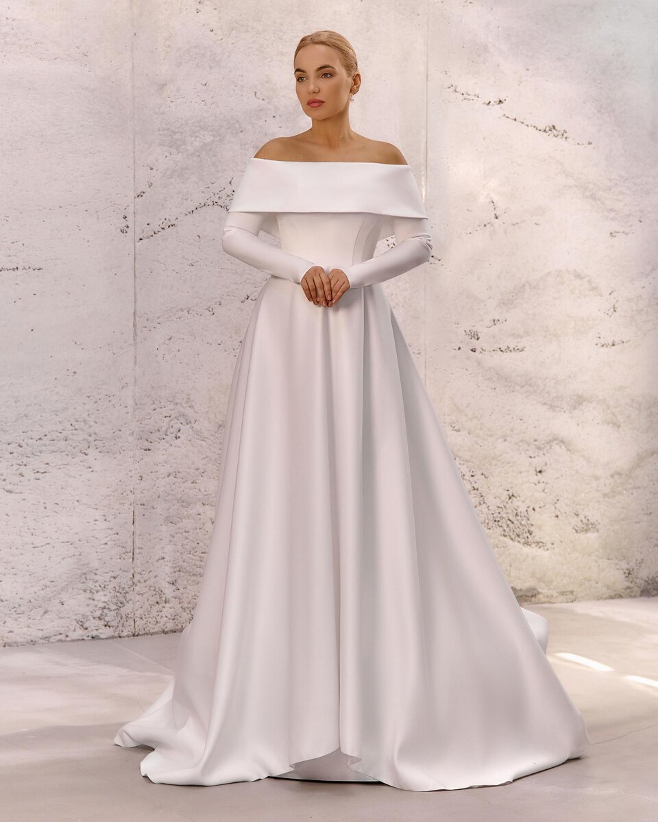 Платье из благородного атласа с чёткой геометрией линий, сдержанностью и королевской лаконичностью. Коллекция MIRONO'VA KSENIA COLLECTION