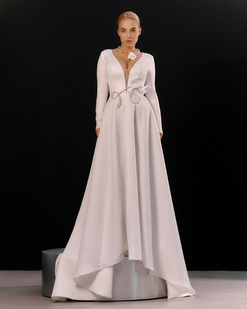 Свадебное платье с объёмным крупным цветком на чистом холсте. Картина, достойная Драматика. Коллекция MIRONO'VA KSENIA COLLECTION