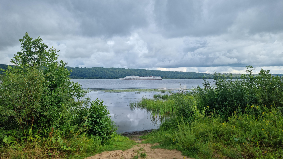 Пока я сворачивал мокрую палатку, этот “Плавучий отель” с комфортом мчался по своим круизным делам. 🍹