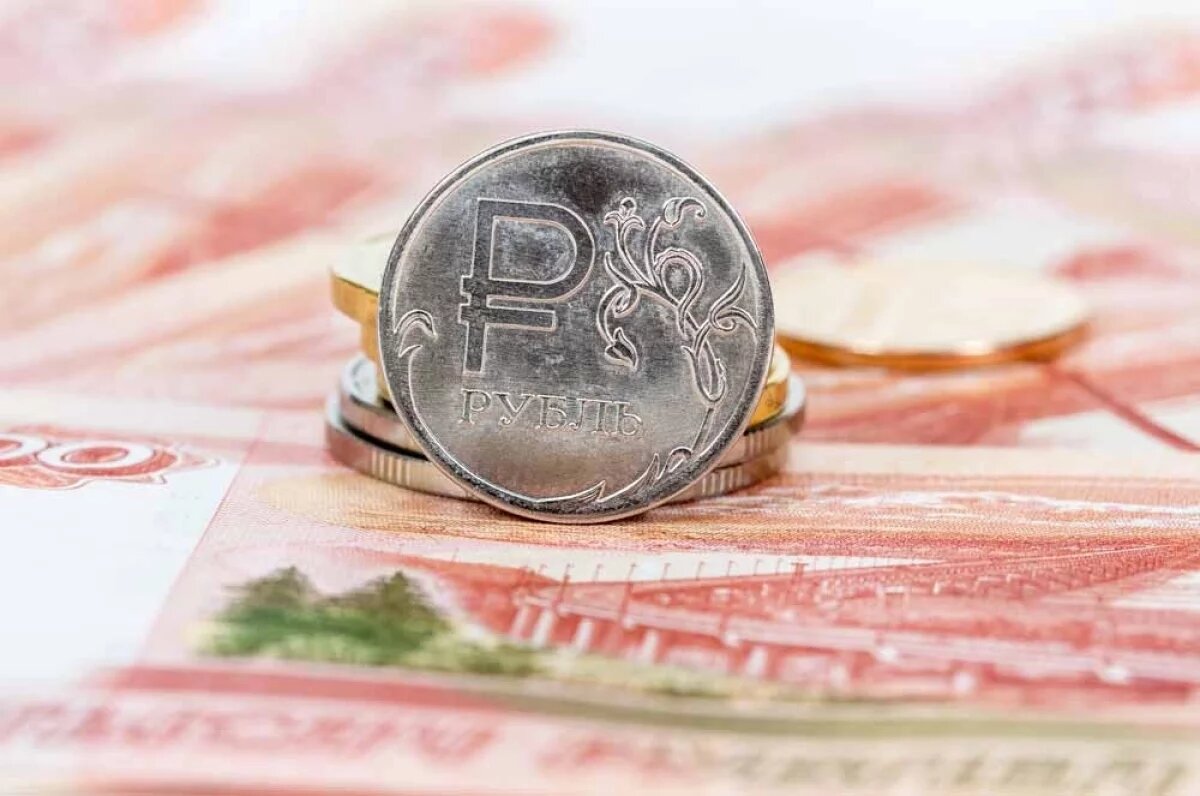    Национальную валюту поддерживают ожидания инвесторов в плане приостановки снижения ключевой ставки до конца года.